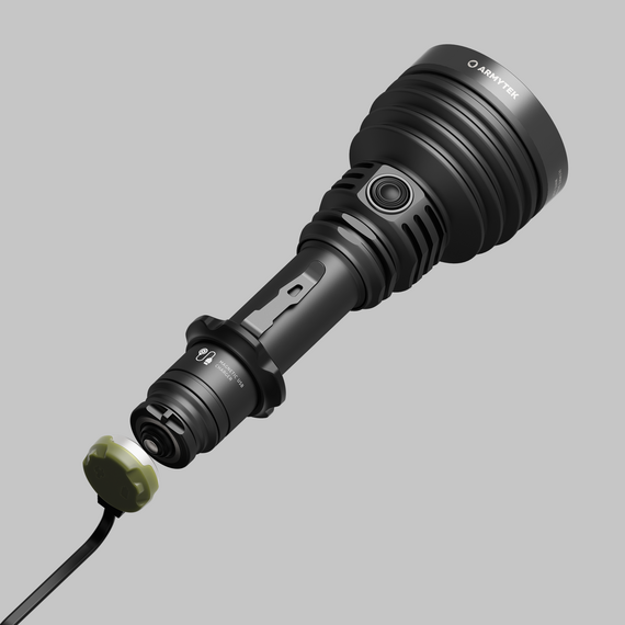 Свързване на магнитното USB зарядно устройство към фенер Armytek Barracuda Pro Max.
