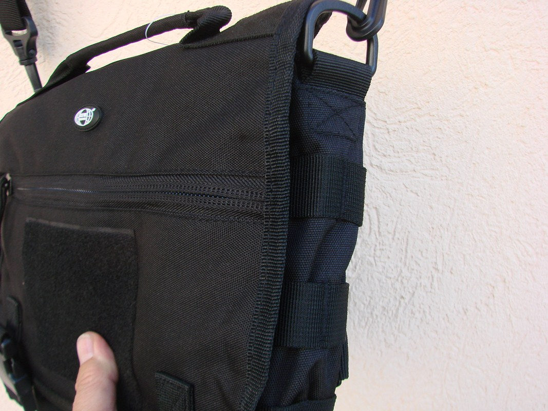 Чанта , модел ''МЕСИНЖЪР'' , система '' молле'' , цвят черен .