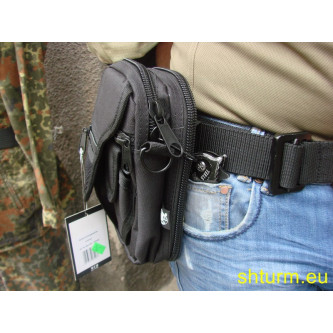 Чанта , тактическа , с вътрешен кобур , за носене през рамо и на колан .